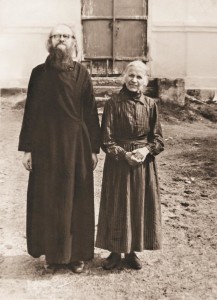 Иерей Борис и матушка Мария на своем приходе села Малые Толбицы. 1965 г.