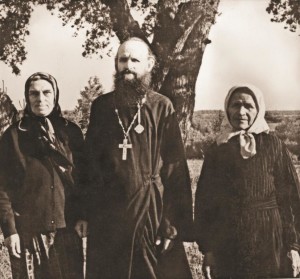 Отец Борис со старостой храма Елизаветой (справа от него) и прихожанкой Анной. Малые Толбицы. Конец 70-х гг.