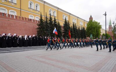 В канун 80-летия Победы Святейший Патриарх Кирилл возложил венок к могиле Неизвестного солдата у Кремлевской стены