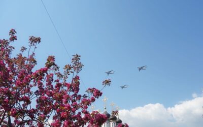 Монастырский цветущий сад в День Победы