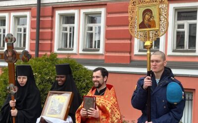 В монастырском воскресном богослужении и крестном ходе приняли участие сестры из Патриаршего Экзархата Африки и солдаты срочной службы ВДВ