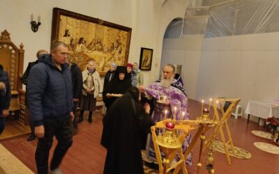 Накануне праздника Воздвижения Креста Господня на подворье обители состоялось всенощное бдение