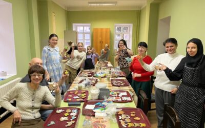 Сестры обители провели мастер-класс для прихожан по изготовлению и украшению рождественского печенья