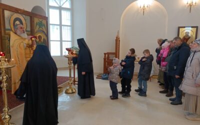 В Неделю сыропустную, воспоминание Адамова изгнания, на подворье обители состоялось воскресное богослужение