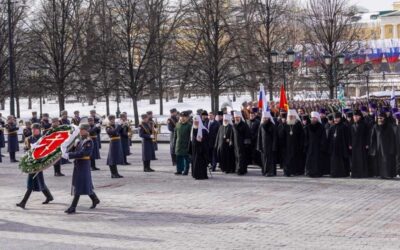 В День защитника Отечества Святейший Патриарх Кирилл возложил венок к могиле Неизвестного солдата у стен Московского Кремля