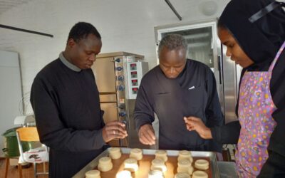 Священнослужитель и чтецы из Патриаршего Экзархата Африки обучаются изготовлению просфор в нашей обители