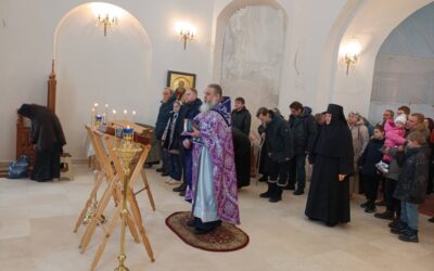 В Неделю Торжества Православия на подворье обители состоялось воскресное богослужение и молебен