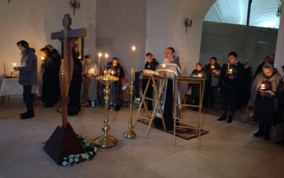 На подворье обители совершены малое повечерие и утреня Великого Пятка с чтением 12-и Страстных Евангелий