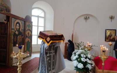 На подворье обители совершен вынос Св. Плащаницы Господа Иисуса Христа