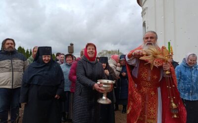 Пасхальный крестный ход в Неделю Фомину на подворье обители. Фотогалерея