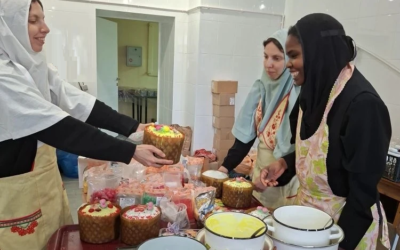 Сестры изготавливают куличи к празднику Пасхи