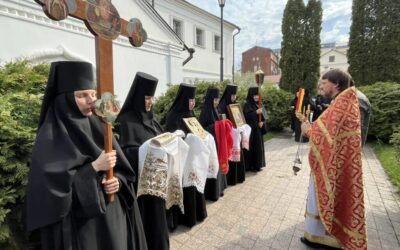 В праздник Преполовения Пятидесятницы и день памяти великомученика Георгия Победоносца в нашей обители состоялись праздничное богослужение и крестный ход