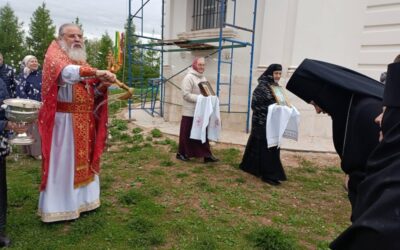 В Неделю 5-ю по Пасхе и день прославления сщмч. Илариона (Троицкого) на подворье нашего монастыря состоялись воскресное богослужение и крестный ход