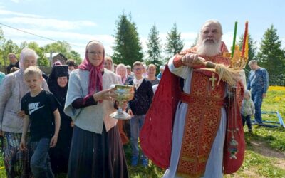 Завершающий пасхальные торжества крестный ход на подворье нашей обители. Фотогалерея