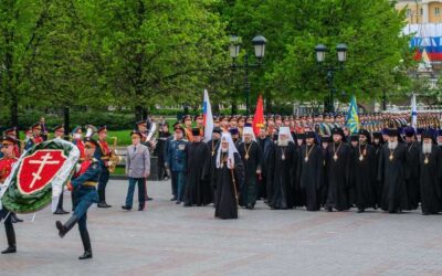 В канун 81-летия Победы Святейший Патриарх Кирилл возложил венок к могиле Неизвестного солдата у Кремлевской стены