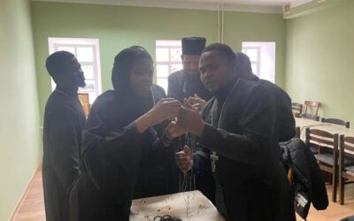 Для проходящих практику священнослужителей Патриаршего Экзархата Африки проведен мастер-класс по плетению четок