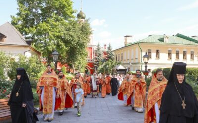 Председатель Синодального отдела по монастырям и монашеству совершил Литургию в Зачатьевском монастыре и передал настоятельнице обители Патриаршее поздравление с днем тезоименитства
